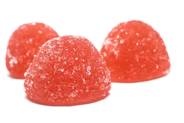 Geleia de frutas cristalizadas vermelhas, isolada sobre fundo branco — Fotografia de Stock