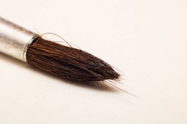 Yakın çizim için boya fırçaları yığını, beyaz arka plan üzerinde izole