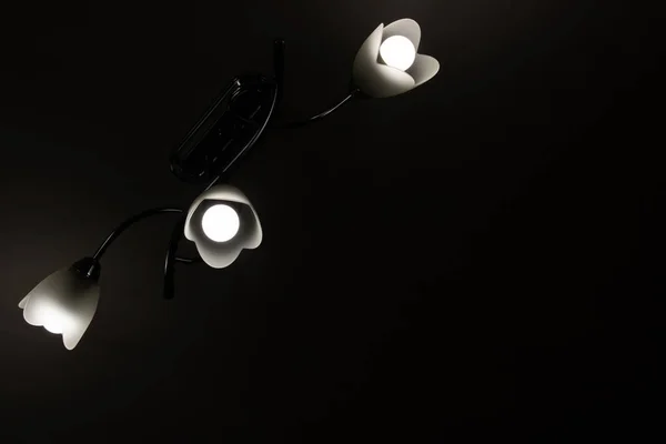 Karanlıkta bir lamba ile Avize — Stok fotoğraf