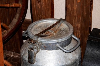 Ahşap duvarın arka planında büyük eski metal tank