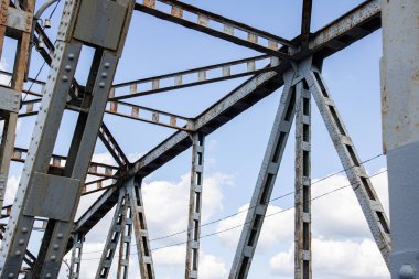 Bulutlar arka plan ile gökyüzünde Metal kirişler