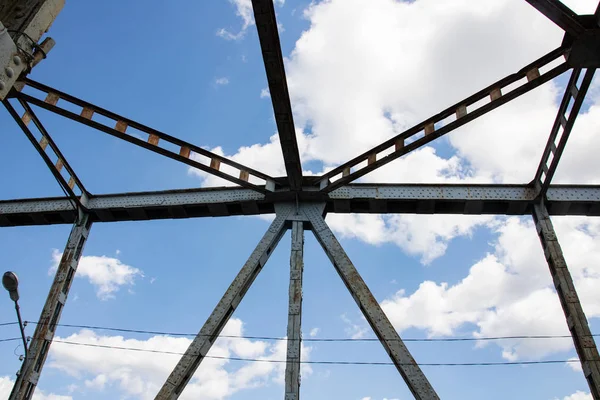 Bulutlar arka plan ile gökyüzünde Metal kirişler — Stok fotoğraf