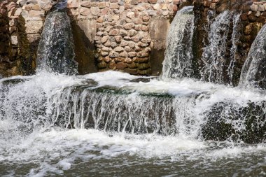 Taş üzerinde köpük ile Şelale yakın
