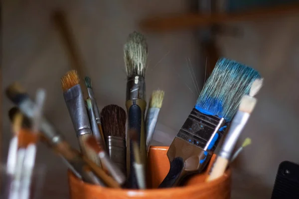 Várias escovas para pintar em um copo — Fotografia de Stock