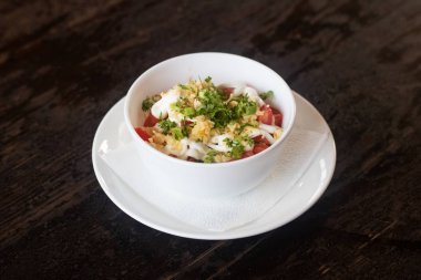 Bir tabakta domates, peynir ve sos ile Salata