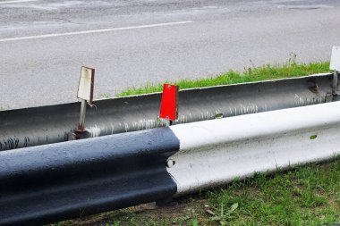 Yol işaretleme yakın, tarafında yeşil çim