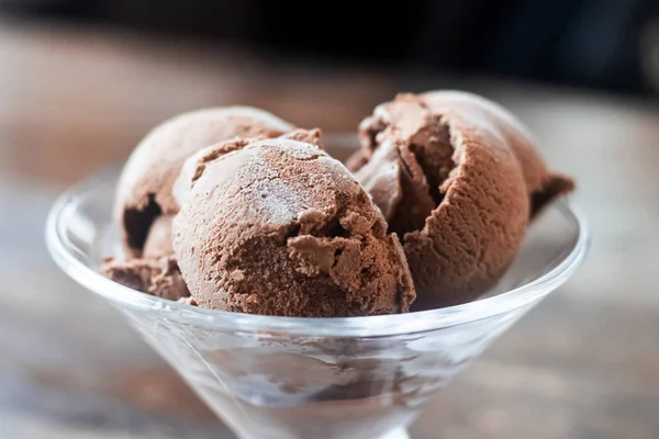 Palle di gelato al cioccolato in un vaso — Foto Stock