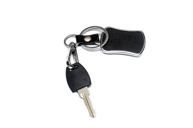 Anahtar ve siyah anahtarlık, beyaz arka plan üzerinde izole