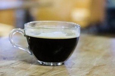 Masada kahve ile şeffaf cam fincan