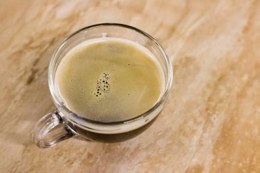 Masada kahve ile şeffaf cam fincan