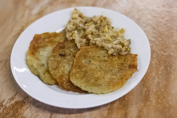 Panquecas de batata em um prato na mesa — Fotografia de Stock