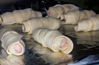 Fırındaki hamurda sıcak sosis var.