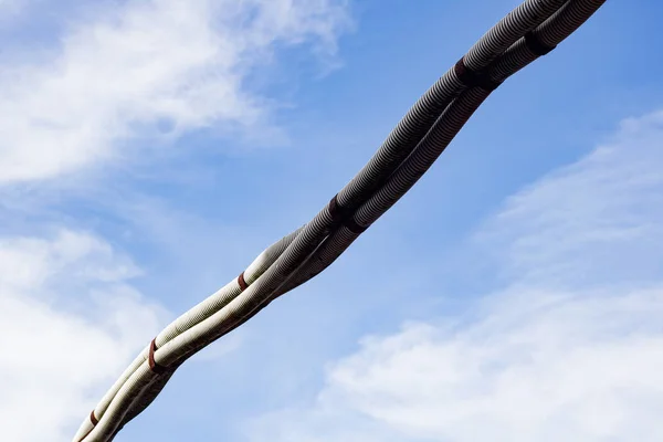 Bulutlar ile mavi gökyüzüne karşı elektrik telleri — Stok fotoğraf