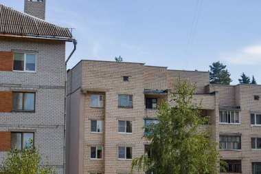 Yüksek evlerin üst katları ve mavi gökyüzü