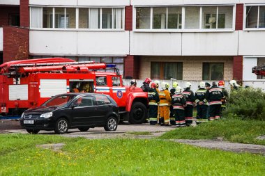 Novopolotsk, Beyaz Rusya - 15 Temmuz 2019: İtfaiye ve işçiler