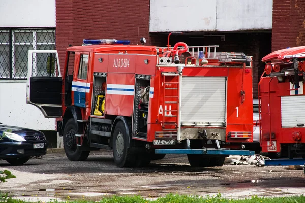 Новополоцк, Беларусь - 15 июля 2019 года: Красная пожарная машина крупным планом — стоковое фото