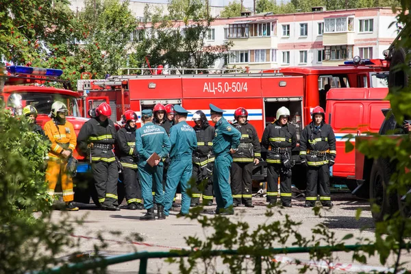 Novopolotsk, Bělorusko-15. červenec 2019: požární motory a dělníci — Stock fotografie