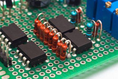 Transistörlü yeşil Pcb beyaza yakın