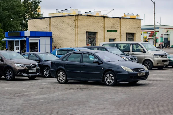 BELARUS, NOVOPOLOTSK - 29 de agosto de 2019: Automóviles en el estacionamiento editorial — Foto de Stock