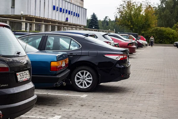 Білорусь, Новополоцький-29 серпня 2019: Легкові автомобілі на стоянці редакції — стокове фото