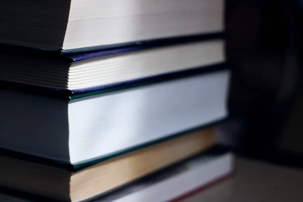 Stack di libri da vicino al buio — Foto Stock