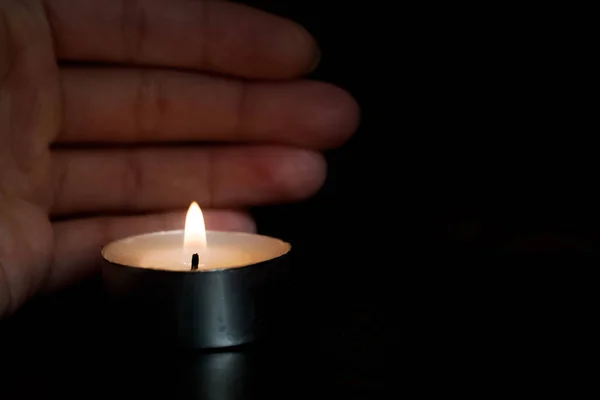 촛불과 손은 어둠 속에서 닫습니다 — 스톡 사진