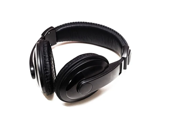 Große schwarze Kopfhörer, isoliert auf weißem Hintergrund — Stockfoto