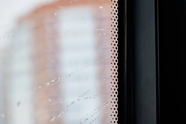 Regentropfen auf dem Fensterglas aus nächster Nähe — Stockfoto