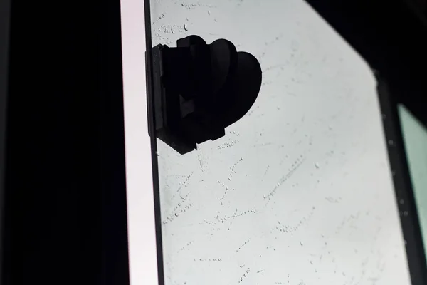 Dešťové kapky na otevřeném okénku zblízka — Stock fotografie