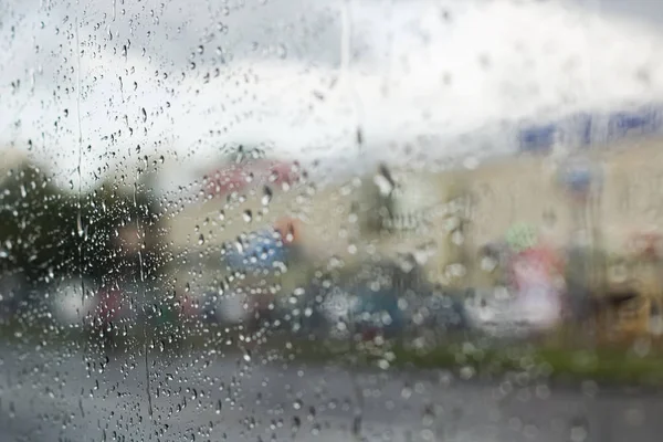 Dešťové kapky na skle okna zblízka — Stock fotografie