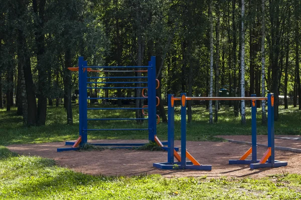 Fitness equipamentos no parque entre as árvores — Fotografia de Stock