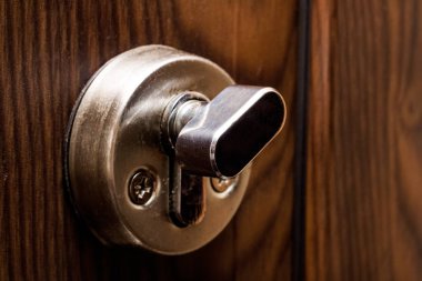 Ahşap bir kapı yakın mandal