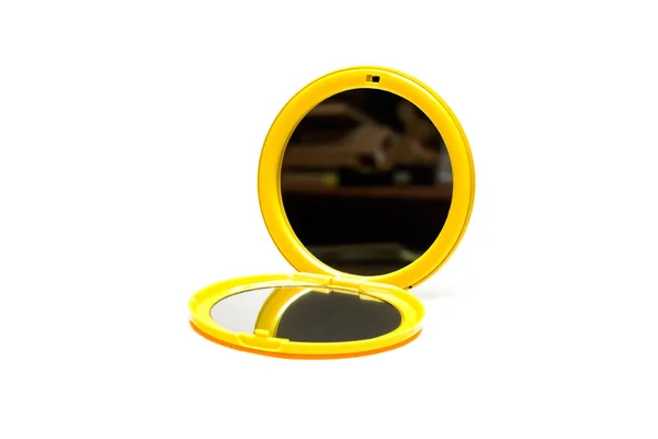 Espelho em moldura amarela, isolado sobre fundo branco — Fotografia de Stock