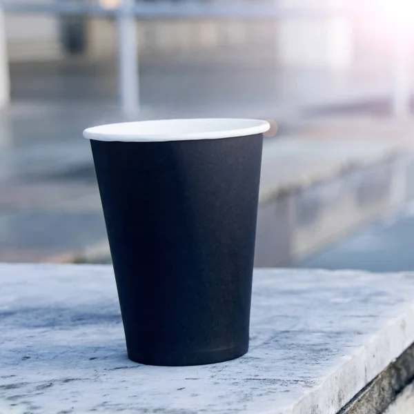 Schwarze Papiertasse Kaffee auf Treppe Hintergrund — Stockfoto