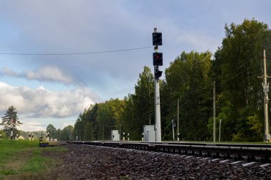 Demiryolu rayları ve kırmızı ampul ile trafik ışığı