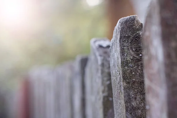 Alter rustikaler Holzzaun hautnah auf grünem Hintergrund — Stockfoto