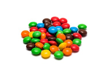 Beyaz arka planda izole küçük çok renkli jöle fasulye