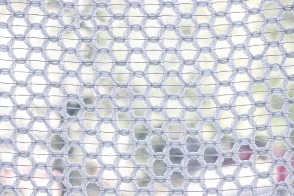 Tulle in tessuto bianco lavorato a maglia sul primo piano della finestra — Foto Stock