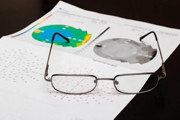 Resultat test av en ögonläkare på papper och glas — Stockfoto