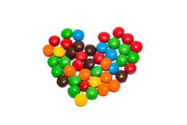 Kalp beyaz arka plan üzerinde izole olarak küçük çok renkli jöle fasulye