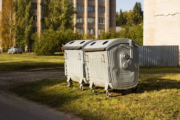 Два больших металлических контейнера на газоне — стоковое фото