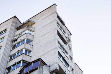 Mavi gökyüzünün arka planında uzun bir evin pencereleri