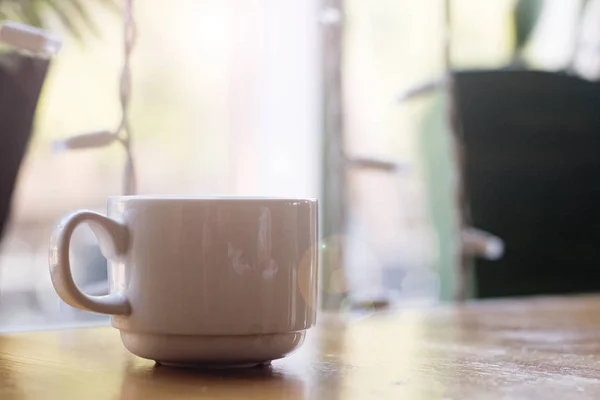 Weiße Tasse Kaffee auf n Tisch auf Fensterhintergrund — Stockfoto