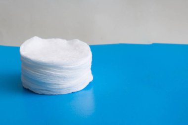 Mavi masa closeup üzerinde pamuk diskler yığını