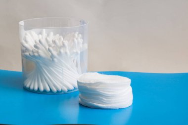 Pamuk pedleri ve pamuk tomurcukları yığını