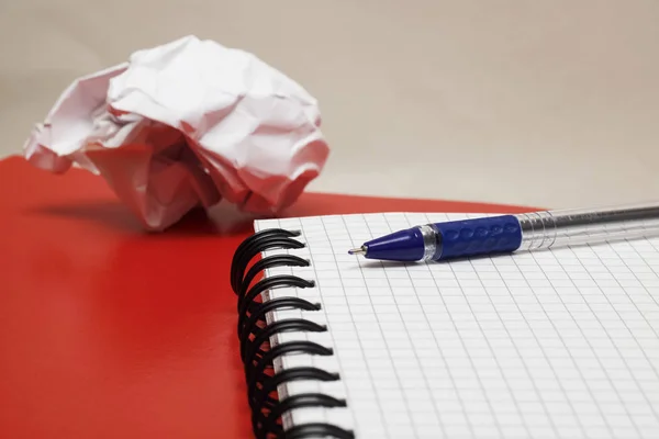 Defter, kalem ve buruşturulmuş kağıt — Stok fotoğraf