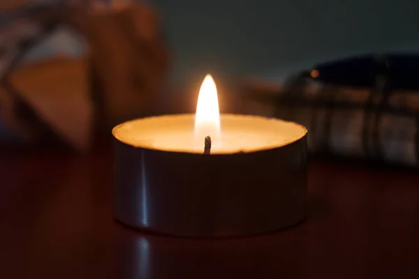 Спалювання свічки крупним планом на тлі блокнотів — стокове фото
