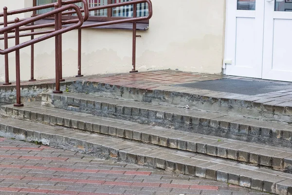 Brick steps to the entrance to the building — Stock Photo, Image