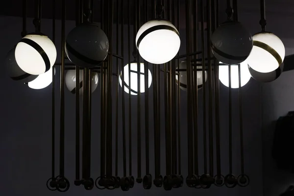 Grand lustre avec des lampes en forme de boule dans la Darck — Photo