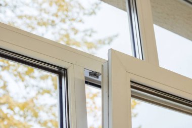 Pencereyi ve pencerenin dışındaki sarı yaprakları aç